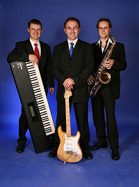 Live zu dritt mit Keyboards, Gitarre und Saxophon - alle Gesang Live zu dritt mit Keyboards, Gitarre und Saxophon - alle Gesang